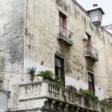 La romantica balconata in pietra di palazzo Zeuli che si affaccia su strada dei Gesuiti